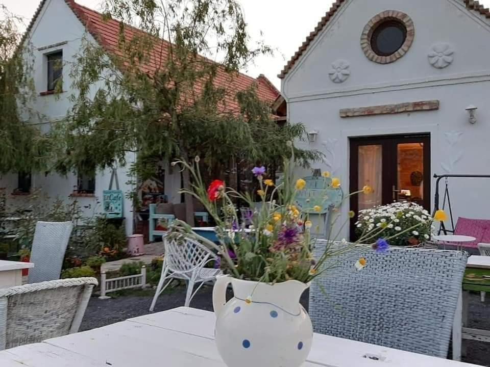 Piac Vendeghaz Hotell Kaptalantoti Exteriör bild